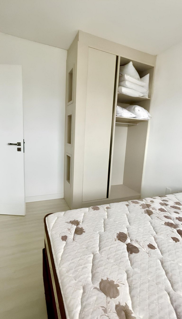 #CD1903 - Apartamento completo em Meia Praia com varanda gou