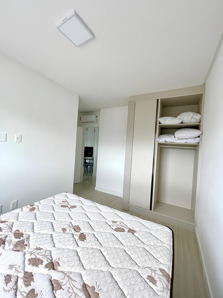 #CD1903 - Apartamento completo em Meia Praia com varanda gou